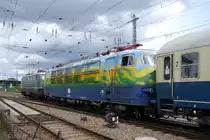 103 220-0 auf großer Reise. Dies ist die erste Fahrt seit Dezember 2002, also doch schon eine Weile her.
Das Museum in Neustadt an der Weinstraße hat die Lok an das DB-Museum in Koblenz  übergeben, wo sie sicher gut aufgehoben ist. Zuglok ist die E40 128. 
(Ludwigshafen, 12.05.2014)