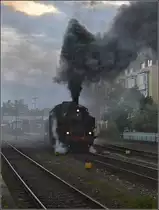 Auf dr schwäbische Eisebahne - oder - 10 Jahre Bodo.

64 419 verlässt mit ihrem Sonderzug den Endbahnhof der württembergischen Südbahn, aber erst nachdem sie ihn zuvor kräftig eingenebelt hatte. Friedrichshafen Stadtbahnhof, Mai 2014.