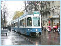 Tram 2000 2043 der Linie 11 nach Messe/Hallenstadion. Ab 10.12.2006 mit Inbetriebnahme des 1. Teils der Glatttalbahn, verkehrt die Linie 11 neu bis Auzelg. Z�rich Bahnhofstrasse 06.12.2006