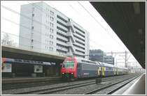 Re 450 046-8 als S9 nach Uster h�lt vor dem markanten Bahnhofsgeb�ude in Z�rich Altstetten. (06.12.2006)
