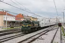 664 108 mit einem Containerzug am 03.05.2014 in Rakek.