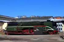 Nachdem 18 201 am 29.03.2014 gerade den Lokschuppen im Dampflokwerk Meiningen verlassen hat, wo sie durchgesehen wurde und ihre Wasservorräte ergänzt hat, wird sie nun gedreht, damit sie ihren bereits bereitgestellten Zusatztender wieder ankuppeln kann. Danach wird sie das Dampflokwerk in Richtung des Meininger Bahnhofes verlassen, um der frisch hauptuntersuchten Güterzugdampflok 52 8079 bei der Rückfahrt des Sonderzuges der SVC nach Lutherstadt Wittenberg, welchen sie am Vormittag hierher gebracht hatte, Schubunterstützung zu leisten. (Aufnahme während eines organisierten Besuches der Sonderzugveranstaltungen Chemnitz)