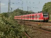 425 095 überquert hier als RE8 nach Mönchengladbach HBF den Bahnübergang Blumenstraße.
Grevenbroich 09.05.2014