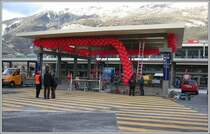 Bahnhof Chur Neues Tor zur Stadt Er�ffnung 08.12.2006 12.00Uhr.
Bis zur letzten Minute wird noch montiert, geteert, gemalt und gereinigt, damit der neue Aufgang aus der Bahnhofunterf�hrung zur Stadt termingerecht er�ffnet werden kann. Der wohl gr�sste Fussg�ngerstreifen der Stadt Chur leitet die Passanten direkt zu den neuen Gesch�ften im Untergrund und nicht zuletzt auch zu den Z�gen. Die Ballonbefestiger k�mpfen gegen den heftigen F�hnsturm.