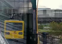 Eigentlich stört ja diese Glaswand am Ende des unteren Bahnsteigs der Berliner U-Bahnstation  Gleisdreieck  - doch es ergeben sich auch ganz schöne Effekte. 10.5.2014