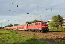 Die 111 124-4 mit einem RE4 nach Aachen fährt aus Rheydt am Abend des 13.5.2014 aus.