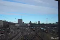 Diesen Wunderschönen Ausblick hat man von der Hackerbrücke über das Gleisvorfeld des Münchner Hauptbahnhofs. Im Hintergrund zu sehen ist die Münchner Frauenkirche.
Aufgenommen bei meinem Ausflug nach München am 14.2.2014