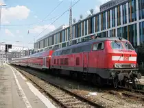 218 404 an einer RB nach Mühldorf, am 10.Juli 2013 am Münchner Hauptbahnhof.
Hinten steht 218 405 noch da.