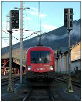 Eingeklemmt zwischen zwei Signalen. 1016 024 wartet an 7.12.2006 im Bahnhof Selztal auf die Ausfahrt mit ihrem G�terzug.