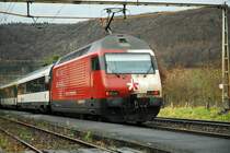 Re 460 090-4. Wenn es regnet, dann kann man auch gut aus dem Auto fotografieren, ohne na� zu werden. Bei diesem Foto habe ich den Fensterrahmen weggelassen, siehe die Bilder ID 78487, 78488 und 78489 mit Rahmen. Im Fricktal (Kanton Aargau) am 4.12.2006