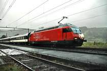 Re 460 090-4. Die Werbelok f�r das Wallis ist aus Basel nach gut einer Stunde zur�ck und ich fotografiere weiterhin bei Regen trocken aus dem Auto, siehe auch Bild ID 78494 mit der Lok noch am Ende des Zuges. Im Fricktal (Kanton Aargau) am 4.12.2006