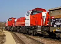 Diesellokomotiven im Dienste der Stahl Gerlafingen: Mit viel Fotografenglück sowie der grossen Unterstützung des Bahnpersonals konnten am 7. März 2011 die beiden neuen Em 98 80 5847 005 und Em 98 80 5847 004 zusammen auf einem Bilde festgehalten werden. Die Aufnahme ist vom öffentlichen Spazierweg aus entstanden.
Foto: Walter Ruetsch  