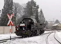 Diesellokomotiven im Dienste der Stahl Gerlafingen: Vor der endgültigen Beschaffung der beiden neuen Em 98 80 5847 005 und 004 stand die schwarze eingemietete MRCE-DISPOLOK 9280 1261 300-8D-VTLT für kurze Zeit probehalber im Rangierdienst in Gerlafingen.
Die Aufnahme ist vom öffentlichen Spazierweg aus am 20. Januar 2010 entstanden.
Foto: Walter Ruetsch