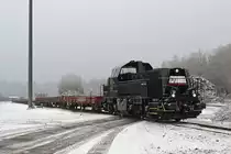 Diesellokomotiven im Dienste der Stahl Gerlafingen: Vor der endgültigen Beschaffung der beiden neuen Em 98 80 5847 005 und 004 stand die schwarze eingemietete MRCE-DISPOLOK 9280 1261 300-8D-VTLT für kurze Zeit probehalber im Rangierdienst in Gerlafingen.
Die Aufnahme ist vom öffentlichen Spazierweg aus am 20. Januar 2010 entstanden.
Foto: Walter Ruetsch