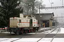 Diesellokomotiven im Dienste der Stahl Gerlafingen: Die eingemietete Bm 847 954-5  FANNY  von Sersa anlässlich einer Pause vor dem Lokschuppen des Stahlwerks Gerlafingen am 20. Januar 2010. Die schwarze MRCE-Dispolok watete zur Zeit der Aufnahme in der Remise auf ihren nächsten Einsatz.
Die Aufnahme ist vom Bahnsteig aus entstanden.
Foto: Walter Ruetsch