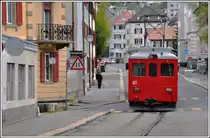 Der betagte De 4/4 411 schiebt den R249 durch die Ruedu Manège Richtung La Chaux-de-Fonds-Est. (12.05.2014)
