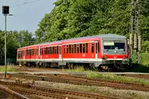 RB 38 nach Düsseldorf am Bü Blumenstraße in Grevenbroich. Am Zugende läuft der 928 661-7
Freitag den 9.5.2014