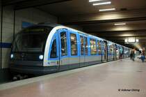 Nicht nur weil am 18.06.2006 in M�nchen ein Fussball-WM-Spiel stattfindet, die derzeit modernsten U-Bahn-Z�ge (Typ C 1.) der MVG fahren auf der Linie 6 von/zur Allianz-Arena. Gef�hrt von 6604 h�lt die U6 nach Fr�ttmaning an der Station Implerstra�e.
