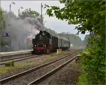 Auf dr schwäbische Eisebahne - oder - 10 Jahre Bodo. 

Was wäre die schwäbische Eisenbahn ohne Meckenbeuren. 64 419 verlässt Meckenbeuren mit ihrem Sonderzug und nebelt dabei das Bahnhofsgebäude mächtig ein. Mai 2014. 
