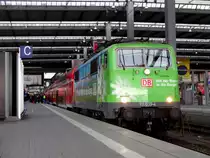 Am 14.5.14 stand die 111 039  Mit der Bahn in die Berge  im Münchener Hauptbahnhof.
Da bleibt jetzt nur noch die Frage, ob sie den richtigen Zug am Haken hat. Denn in Richtung Treuchtlingen darf sie keine großen Beanspruchungen in Kauf nehmen. 