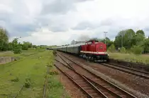 Am 16.05.14 wurde ein Sonderzug von Glauchau/Sachs. nach Saalfeld/Saale überführt.
Mit 112 565 und 01 509 der PRESS, hier in Neustadt an der Orla zusehen. Foto von der ehem. Laderampe!