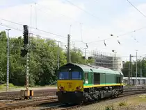 Die Class 66 PB15 von Railtraxx BVBA rangiert in Aachen-West. Aufgenommen vom Bahnsteig in Aachen-West bei bei schönem Sonnenschein am Mittag vom 4.5.2014. 
