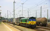 Die Class 66 PB15 von Railtraxx BVBA steht mit einem LKW-Zug aus Novara(I) nach Zeebrugge-Ramskapelle(B) und wartet in Aachen-West auf die Abfahrt nach Belgien. Aufgenommen vom Bahnsteig in Aachen-West bei bei schönem Sonnenschein am Mittag vom 4.5.2014. 