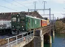 VHE: VHB De 4/4 259 mit Emmentalerstube als Sonderzug des Vereins Historische Eisenbahn Emmental beim Passieren der Aarebrücke Solothurn am 12. April 2011. Inzwischen wurde dieser Triebwagen bereits verschrottet. 
Foto: Walter Ruetsch