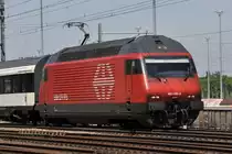 Re 460 099-5 durchfährt den Bahnhof Muttenz. Die Aufnahme stammt vom 05.05.2014.
