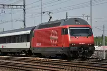 Re 460 008-6 durchfährt den Bahnhof Muttenz. Die Aufnahme stammt vom 05.05.2014.