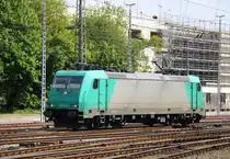 185 576-6 von Crossrail kommt von einer Schubhilfe aus Richtung Gemmenicher-Tunnel zurück nach Aachen-West und fährt in Aachen-West ein.
 Aufgenommen von Bahnsteig in Aachen-West bei schönem Sonnenschein am Nachmittag vom 4.5.2014. 