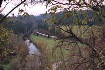 Mit dem ICE-3 unterwegs durch das Neckartal, hier ein Blick von der Neckarburg hinab auf die Szene. Der Blick geht nach S�den, und bis Rottweil sind es noch etwa 5 km. 
