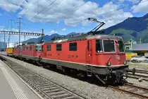 Die Re 4/4 II 11284 und die Re 4/4 III 11362 und 11352 mit einem G�terwagen in Cadenazzo, 14.05.2014.