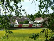 Eine Doppeleinheit von HZL Triebwagen rauscht am 16.5.14 als Zug 88265 über die KBS 766.
Festgehalten zwischen Engstglatt und Balingen.