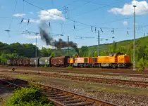 
Mit einer mächtigen Dieselwolke beginnt die Fahrt des 2000t-Coilzuges nach Herdorf....

Zwei Lok der KSW (Kreisbahn Siegen-Wittgenstein) Im Doppelpack, ziehen vorne Lok 46 die  MaK G 1700 BB-2 (92 80 1277 807-4 D-KSW) und dahinter Lok 42 die Vossloh MaK G 1700 BB (92 80 1277 902-3 D-KSW) der KSW (Kreisbahn Siegen-Wittgenstein) einen 2000 t schweren Coil-Güterzug am 16.05.2014 von Betzdorf/Sieg in Richtung Herdorf. 

Hier sieht man sehr gut die äußerlichen Unterschiede zwischen der MaK G 1700 BB (modifizierte MaK G 1206) und des Nachfolgers der MaK G 1700 BB-2 (komplett neu entwickelt). 
Innerlich gibt es auch einige Unterschiede u.a. die Motoren und Getriebe: die G 1700 BB hat MTU-Motor 12V4000R20 und ein Voith Getriebe L 5r4 zU2, dagegen hat die G 1700 BB-2 einen Caterpillar Motor 3512B-HD und ein Voith Getriebe L 620 reU2.