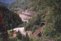 Auf der Schwarzwaldbahn: Blick auf die erste Kehre mit den 
drei Glastr�ger-Tunnels. In diesem Bereich wendet die Bahn 
und klettert dann auf der gegen�berliegenden Talseite weiter 
nach oben, �ber den Eisenberg weiter nach Triberg. 
(Sommer, 2006)  
