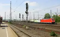 185 369-6 DB,185 389-4  CO2-frei  fahren mit einem langen Ölzug aus Antwerpen-Petrol(B) nach Basel(CH) bei der Ausfahrt aus Aachen-West und fahren in Richtung Aachen-Hbf,Köln und im Hintergrund steht die Die Cobra 2826  mit einem langen Kesselzug und wartet auf die Abfahrt nach Antwerpen-BASF(B).
Aufgenommen vom Bahnsteig in Aachen-West bei schönem Sonnenschein am Nachmittag vom 4.5.2014.