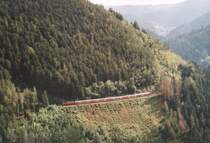 Auf der Schwarzwaldbahn: im Kreis herum um den Seelenwald bei Gremmelsbach. Hier sind bereits 650 H�henmeter erreicht. Im Hintergrund rechts oben ist noch die Stadt Triberg zu erkennen. 
(Sommer 2006) 