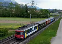 OeBB/SBB Historic: Die Oensingen Balsthal Bahn ausserhalb ihren heimischen Geleisen. Sonderzug mit OeBB RBe540 ex SBB, 3 Wagen OeBB und der SBB Historic Ed 2x2/2 196 (Mallet-Lokomotive) auf der Fahrt ins Seeland. Die Aufnahme ist am 17. Mai 2014 bei Selzach entstanden.
Foto: Walter Ruetsch