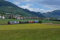 OeBB/SBB Historic: Die Oensingen Balsthal Bahn ausserhalb ihren heimischen Geleisen. Sonderzug mit OeBB RBe540 ex SBB, 3 Wagen OeBB und der SBB Historic Ed 2x2/2 196 (Mallet-Lokomotive) auf der Fahrt ins Seeland. Die Aufnahme ist am 17. Mai 2014 bei Niederbipp entstanden.
Foto: Walter Ruetsch 