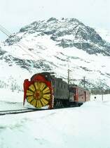 RhB Dampfschneeschleuder-Extrazug f�r GRAUB�NDEN TOURS 4454 von Alp Gr�m nach km 24,000 am 01.03.1997 oberhalb Alp Gr�m mit Dampfschneeschleuder X d rot 9213 - Triebwagen ABe 4/4 II 48, Hochformat.
