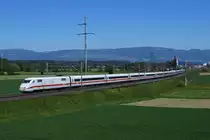 SBB/DB: Wegen Bauarbeiten auf der Neubaustrecke mussten vom 16. Mai 2014 abends bis zum 18. Mai 2014 sämtliche Züge über die alte Stammstrecke Bern-Olten umgeleitet werden, was zu Zugsverspätungen führte. ICE 278 Interlaken Ost-Berlin-Ostbahnhof bei Bettenhausen am 18. Mai 2014.
Foto: Walter Ruetsch
