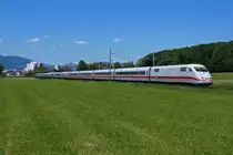 SBB/DB: Wegen Bauarbeiten auf der Neubaustrecke mussten vom 16. Mai 2014 abends bis zum 18. Mai 2014 sämtliche Züge über die alte Stammstrecke Bern-Olten umgeleitet werden, was zu Zugsverspätungen führte. ICE Berlin-Ostbahnhof-Interlaken Ost bei Herzogenbuchsee am 18. Mai 2014.
Foto: Walter Ruetsch