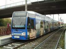 Triebwagen 4075 und 4080 in Merkenich. In den Bahnen spiegelt sich TW 4055, der in der Wendeschleife steht.