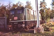 141-011 steht hier in N�rnberg und wartet vermutlich auf eine Frischzellenkur.  Leider sind einige Teile wie die 
Stromabnehmer abmontiert worden. Wird dieser gr�ne Knallfrosch eines Tages im Museum stehen?  (Oktober 2006)   