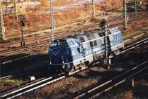 221-136 bef�hrt hier flink in W�rzburg-Zell ein Nebengleis.
Bitte beachten Sie die auch die Aufschrift:  BR221 - zugkr�ftiger als gedacht www.v221.de    (November 2006)