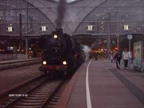 Eine Dampflok der Baureihe 52 bespannte am 09.12.2006 einen Sonderzug von Leipzig Hbf. Wohin wei� ich nicht. Planm��ige Abfahrtszeit war 9 Uhr in die Fr�he. Wer will, dem kann ich ein Video schicken, wie dieser Sonderzug losgefahren ist. Meldet euch, indem ihr eine Mail schickt an intercity2457@yahoo.de .
