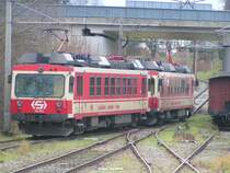 Triebwagengarnitur bestehend aus LH B4ET 25103 (bzw. �BB 91 81 4855 001-6) und LH B4ET 25104 (bzw. �BB 91 81 4855 002-4)wird anl�sslich von Sonderzugfahrten (Abschiedsfahrt) auf dem Bereich der  HAAGER-LIES  am Bhf. Haag/Hausruck hinterstellt 2006-12-09
