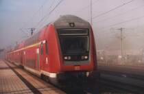 Dieser IRE startet gerade in Rottweil seine Fahrt nach Singen am Hohentwiel. W�hrend an diesem Novembermorgen rechts des Zuges noch die dicke  Neckar-Nebelsuppe  den Ausblick tr�bt, scheint 
von links die tiefstehende Morgensonne mit voller Strahlkraft auf die Szene. Auch der Lokf�hrer ist bei dieser Aufnahme bestens im Bilde. 
