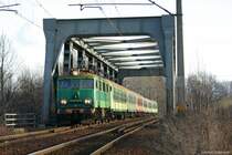 EU07-216 mit Schnellzug Reymont nach Lodz Fabryczna, Br�cke �ber Wisla in Czechowice-Dziedzice am 09.12.2006